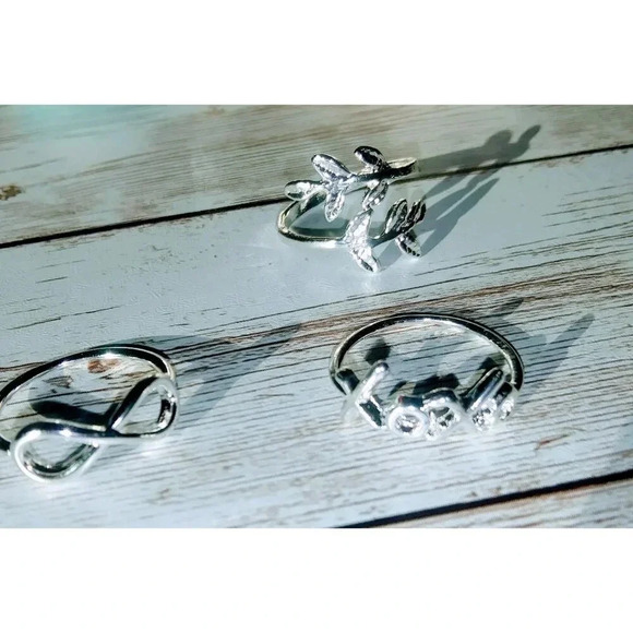 XOXO Ring Gift Set - Infinity, Leaf, & Love Rings in Macaron Case - Picture 2 of 5